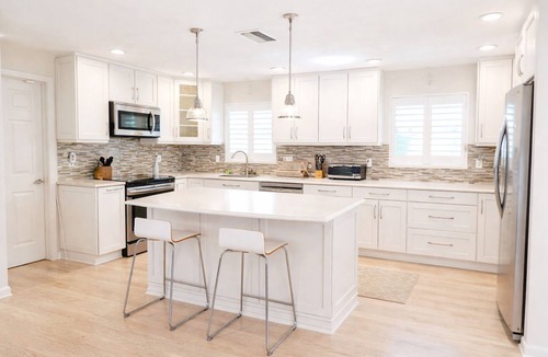 Arlington Park House | Tropical oasis w/heated pool 3BR + bonus room