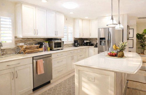 Arlington Park House | Tropical oasis w/heated pool 3BR + bonus room