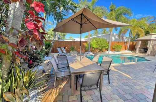 North Andrews Gardens House | Tropical paradise, 3/2 house near the beach, heated pool