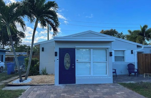 North Andrews Gardens House | Tropical paradise, 3/2 house near the beach, heated pool