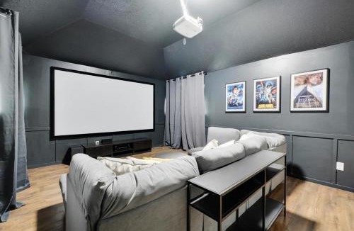Flower Mound House | Tropical Pool Oasis - 5 BR Foosbal Cinema