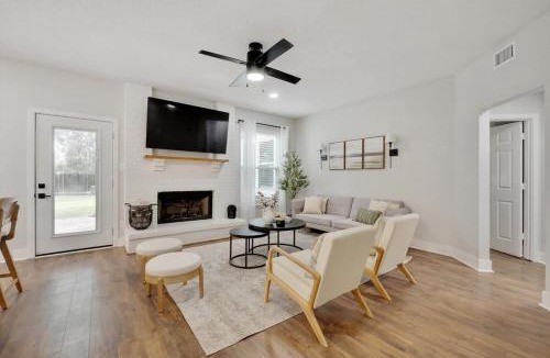 Flower Mound House | Tropical Pool Oasis - 5 BR Foosbal Cinema