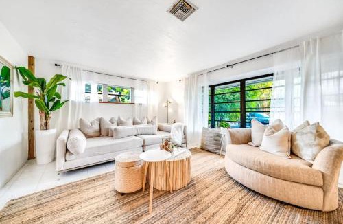 South Corals House | Tropical Pool Tiki Heaven