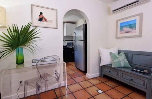 Grandview Heights Apartment | Tropical Relaxation In The Downtown Arts District🏳️‍🌈