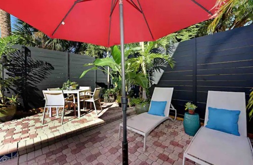 Grandview Heights Apartment | Tropical Relaxation In The Downtown Arts District🏳️‍🌈