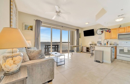 St. Petersburg Apartment | Tropical Resort! Heated Pool & Hot Tub Bar & Grill