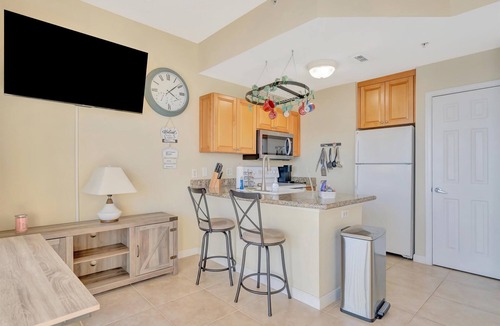 St. Petersburg Apartment | Tropical Resort! Heated Pool & Hot Tub Bar & Grill