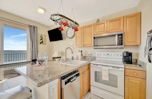 St. Petersburg Apartment | Tropical Resort! Heated Pool & Hot Tub Bar & Grill
