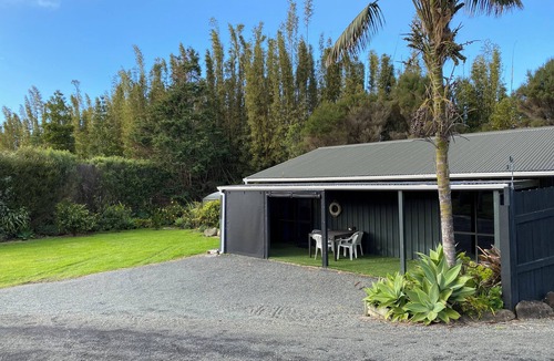 Pukenui Cottage | .Tropical Retreat.