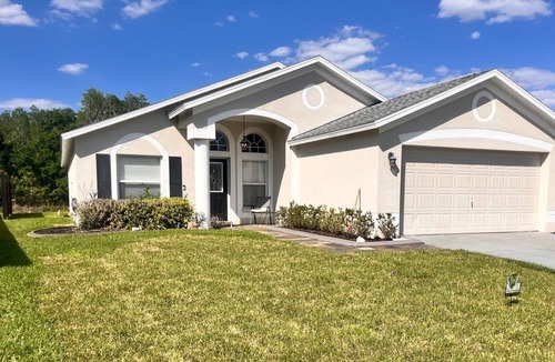 Meadow Pointe House | Tropical Retreat with Wildlife Lakeview- Pool Table, Gas Oven & Fire Pit