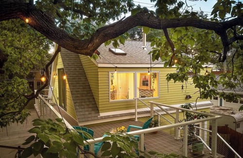 Lyn-Lake House | Tropical Scandinavian Treehouse Uptown Newly Built