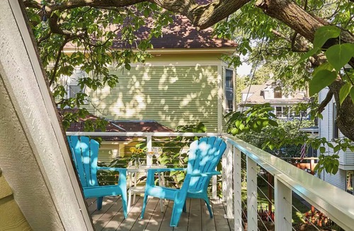 Lyn-Lake House | Tropical Scandinavian Treehouse Uptown Newly Built