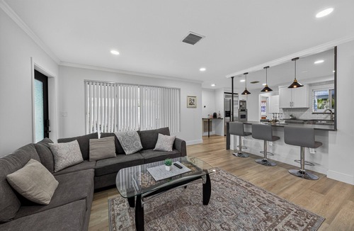 Central Business District House | Tropical South Florida Home