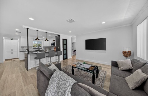 Central Business District House | Tropical South Florida Home