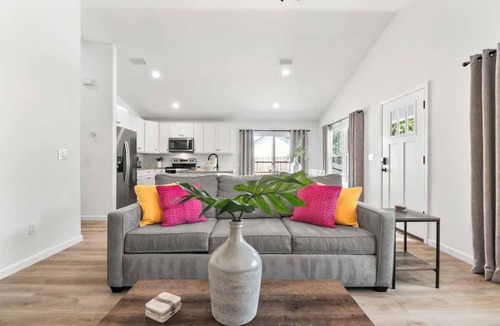 St. Augustine Cottage | Tropical Summer Getaway | Team Joseph Ellen