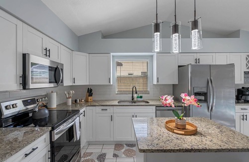Oldsmar House | Tropical Vacay pool home