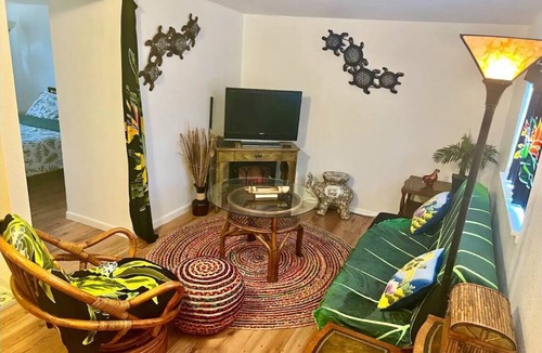 Grants Pass House | Tropical Vibes in the Pines