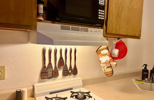 Grants Pass House | Tropical Vibes in the Pines