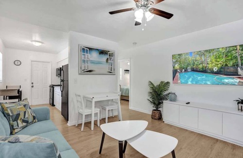Riverside Park Apartment | Tropical View Escape - 1BR