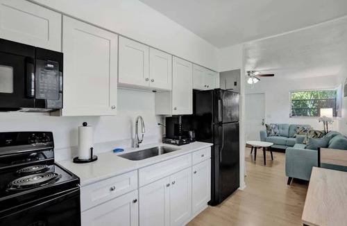 Riverside Park Apartment | Tropical View Escape - 1BR