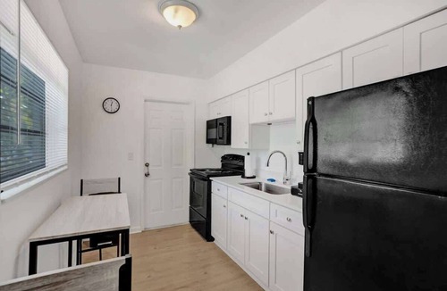 Riverside Park Apartment | Tropical View Escape - 1BR