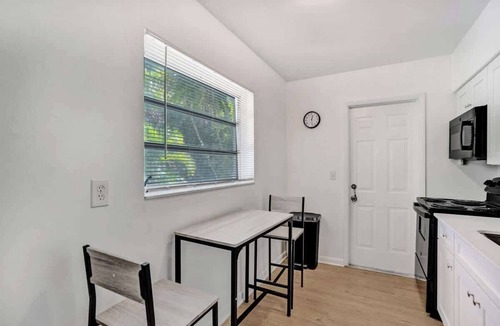 Riverside Park Apartment | Tropical View Escape - 1BR