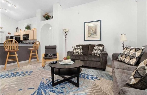 Eagle Pointe South Villa | Tropical Views 4bdr Sleeps 8. Close to Parks!