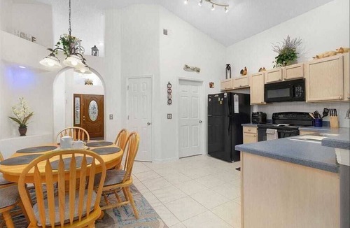 Eagle Pointe South Villa | Tropical Views 4bdr Sleeps 8. Close to Parks!