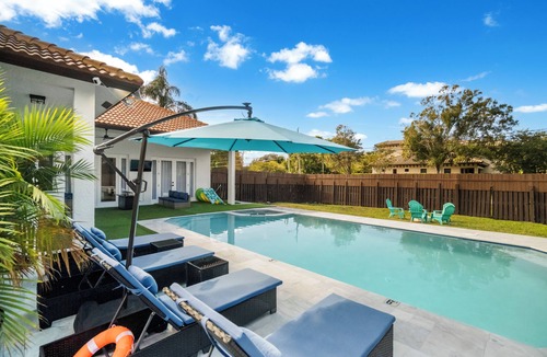 Sunrise House | Tropical Villa Retreat - Pool Game Room Lounge