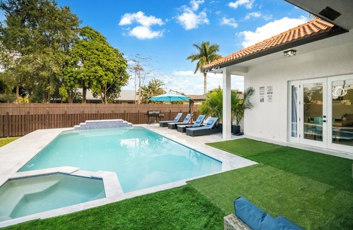 Sunrise House | Tropical Villa Retreat - Pool Game Room Lounge