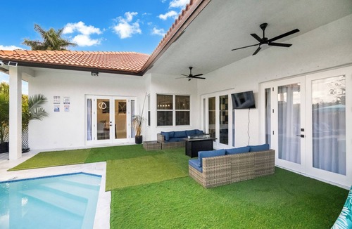Sunrise House | Tropical Villa Retreat - Pool Game Room Lounge