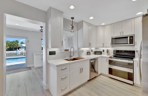 Wilton Manors Villa | Tropical Waterfront Shared Pool 2bd 2ba Duplex