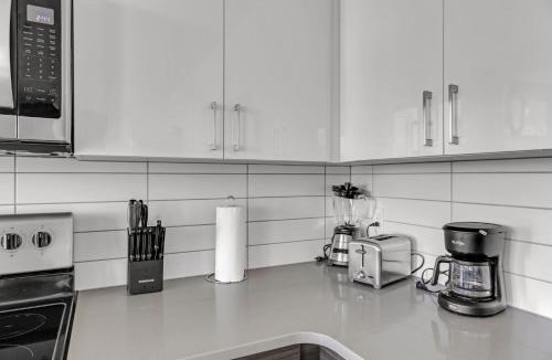 St. Petersburg Apartment | Tropicana Stadium 2 Bed In DWTWN With Free Parking