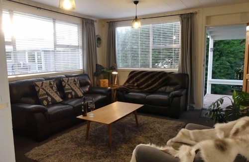 Turangi House | Trout Cottage - Free WIFI