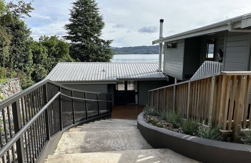 Lake Tarawera House | TROUT WOODS (LARGE TARAWERA HOME LAWN TO LAKE WITH NEW JETTY)