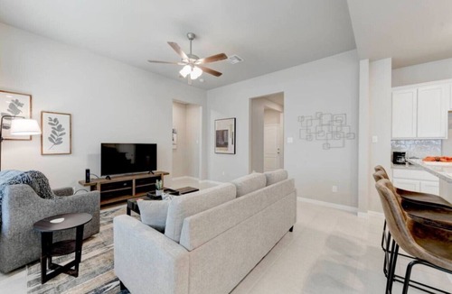 Troy House | Troy 4BR Hub for Business Pros