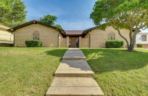 Fort Worth Apartment | Tru Bohemian Benbrook Apt 9 Mi to Fort Worth!