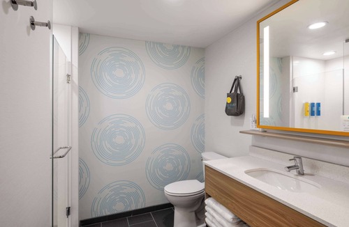 Greenbrier East Hotel | TRU by Hilton Chesapeake, VA