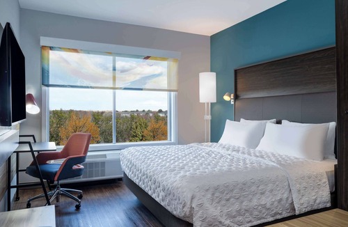 Greenbrier East Hotel | TRU by Hilton Chesapeake, VA