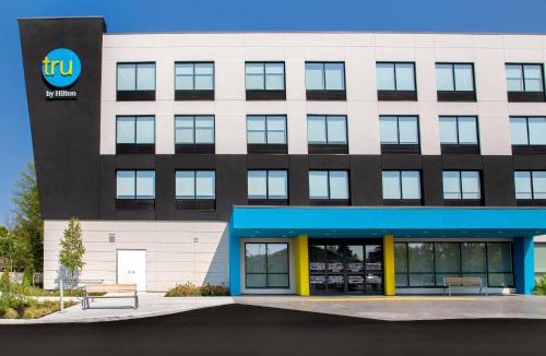 Leeds and the Thousand Islands Hotel | Tru By Hilton Gananoque, On