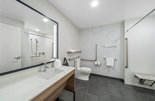 Oshawa Hotel | Tru By Hilton Oshawa