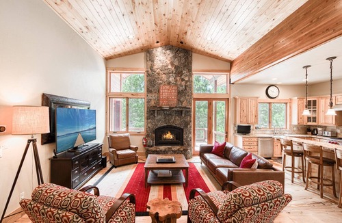 Truckee House | Truckee Timbers at Gray's Crossing By Tahoe Getaways- Game Room + Hot Tub + EV