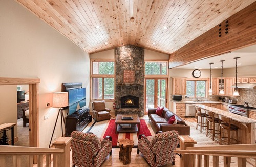 Truckee House | Truckee Timbers at Gray's Crossing By Tahoe Getaways- Game Room + Hot Tub + EV