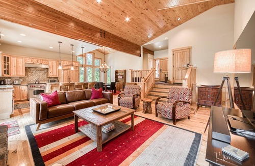 Truckee House | Truckee Timbers at Gray's Crossing By Tahoe Getaways- Game Room + Hot Tub + EV
