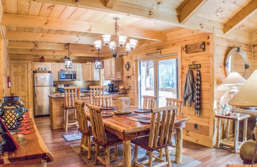 Deep Gap Cabin | True Log Cabin 3/2 Fiber OPTICS, Trout-Stocked Creek, Hot Tub !