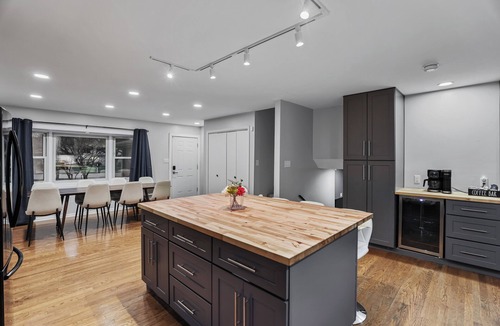 Naperville House | True: NEW Phenomenal 5BR-2BT Spacious House with Fenced in Playground