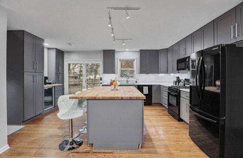 Naperville House | True: NEW Phenomenal 5BR-2BT Spacious House with Fenced in Playground
