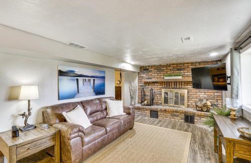 Clinton House | Truman Lake Retreat: Large Deck & On-Site Fishing!