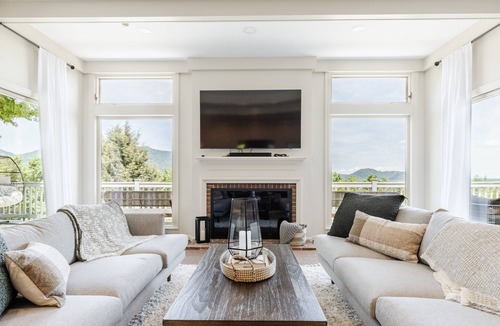 Lynn House | Tryon's Mtn Manor | Indoor Heated Pool, Games + Mtn Views!