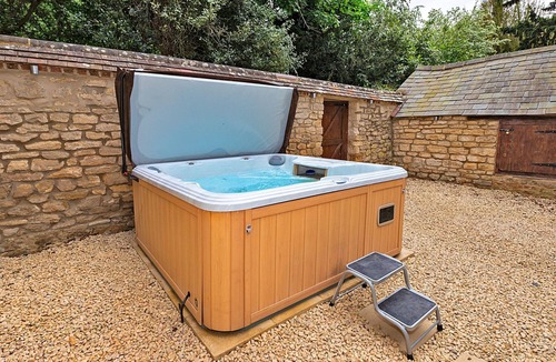 Yardley Gobion House | Ttich Manor Retreat by Interhome